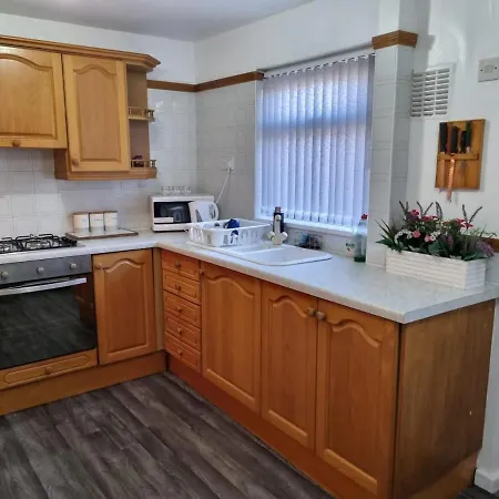 Modern 2-bed - Private Garden Parking & Wifi Leeds (West Yorkshire)