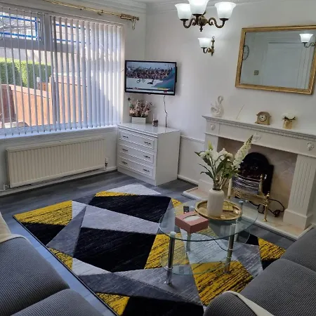 Modern 2-bed - Private Garden Parking & Wifi Holiday home Leeds (West Yorkshire)