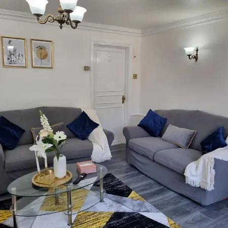Holiday home Modern 2-bed - Private Garden Parking & Wifi *