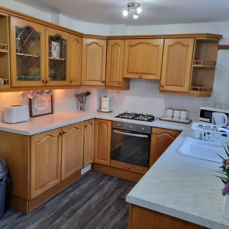 Holiday home Modern 2-bed - Private Garden Parking & Wifi