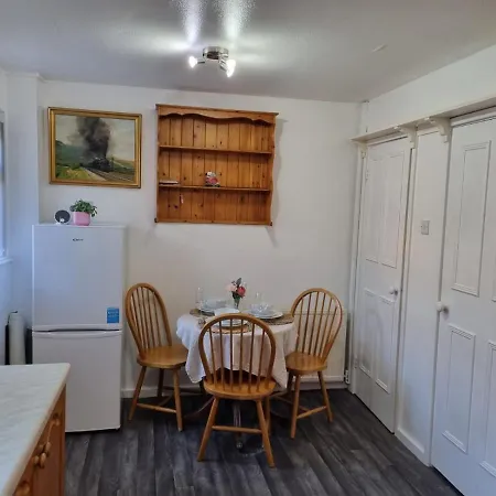 Modern 2-bed - Private Garden Parking & Wifi بيت للعطل