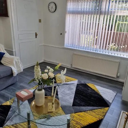 Holiday home Modern 2-bed - Private Garden Parking & Wifi Leeds (West Yorkshire)
