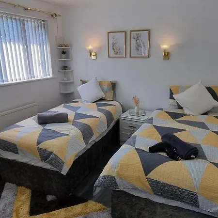 Modern 2-bed - Private Garden Parking & Wifi بيت للعطل
