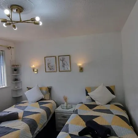 Modern 2-bed - Private Garden Parking & Wifi *