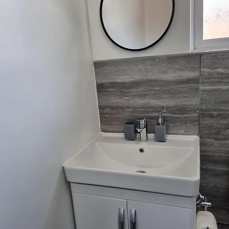 Modern 2-bed - Private Garden Parking & Wifi Holiday home Leeds (West Yorkshire)