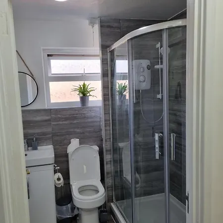 Holiday home Modern 2-bed - Private Garden Parking & Wifi Leeds (West Yorkshire)