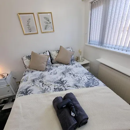 Modern 2-bed - Private Garden Parking & Wifi *
