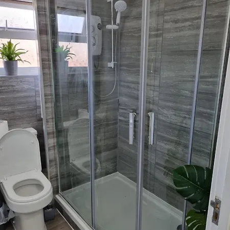 Modern 2-bed - Private Garden Parking & Wifi ليدز
