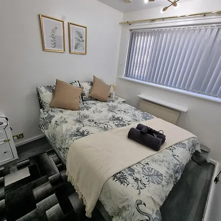 Modern 2-bed - Private Garden Parking & Wifi * ليدز