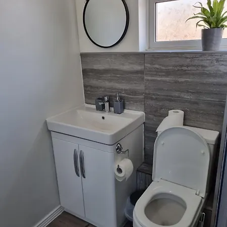 Modern 2-bed - Private Garden Parking & Wifi