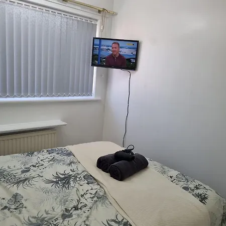 Holiday home Modern 2-bed - Private Garden Parking & Wifi *