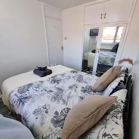 Modern 2-bed - Private Garden Parking & Wifi