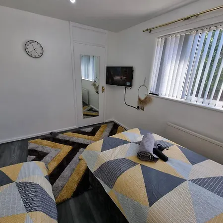Holiday home Modern 2-bed - Private Garden Parking & Wifi