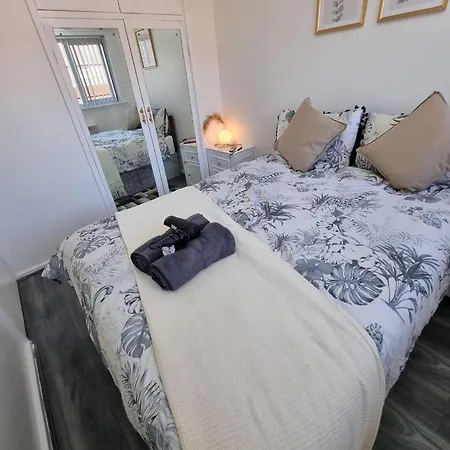 Holiday home Modern 2-bed - Private Garden Parking & Wifi Leeds (West Yorkshire)