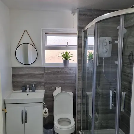 Modern 2-bed - Private Garden Parking & Wifi ليدز