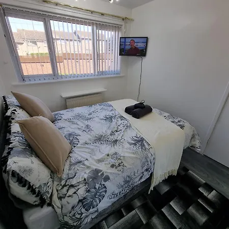 Modern 2-bed - Private Garden Parking & Wifi بيت للعطل *
